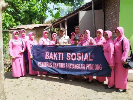 BAKSOS BHAYANGKARI DAN ANGGOTA POLSEK PUNDONG